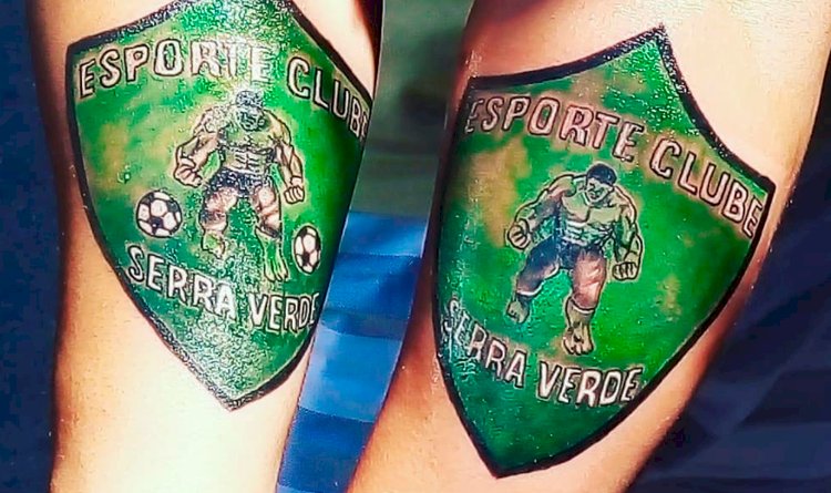 Diretor faz tatuagem com o escudo do Serra Verde, do Nordeste de Amaralina.